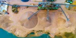 Das Werk Geldern von oben mit drei Kieshügeln