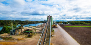 Förderband und Landschaft in Geldern
