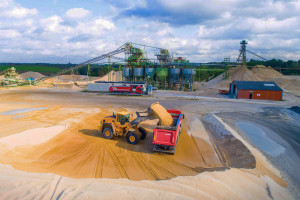 Radlader belädt einen LKW