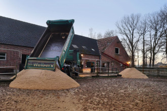 Welbers LKW lädt Sand ab