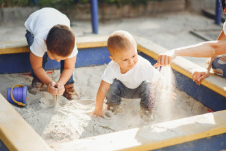 Kinder spielen im Sandkasten