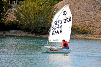 Junge auf einem Segelboot